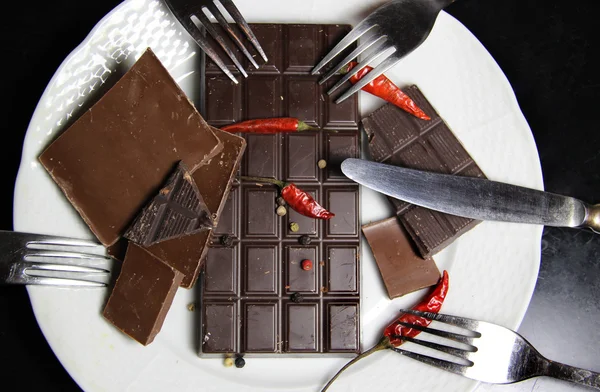 Stücke Schokolade auf dem Teller — Stockfoto
