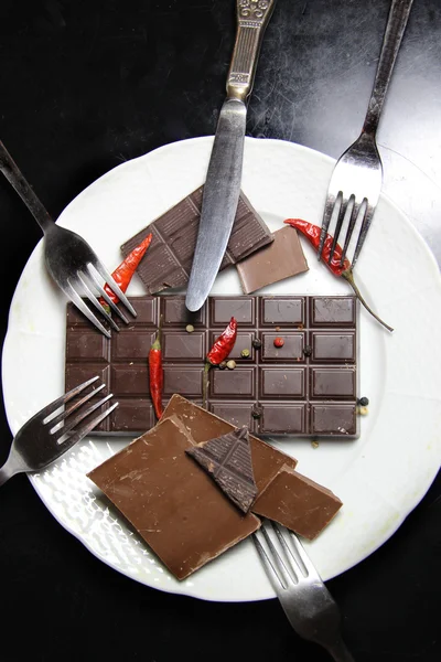 Pedazos de chocolate en el plato — Foto de Stock