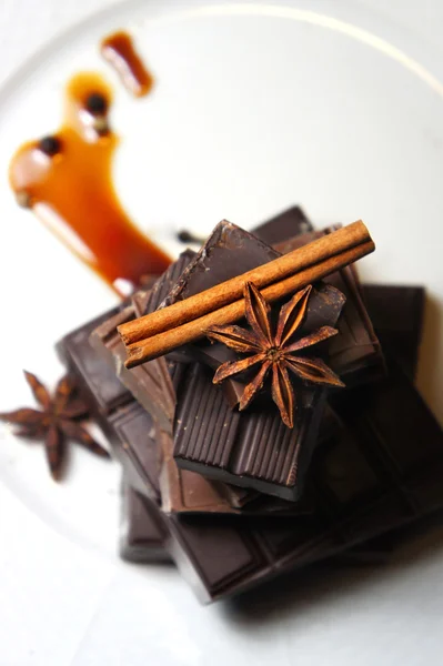 Pedaços de chocolate no prato — Fotografia de Stock