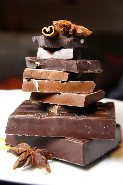Pedazos de chocolate en el plato — Foto de Stock