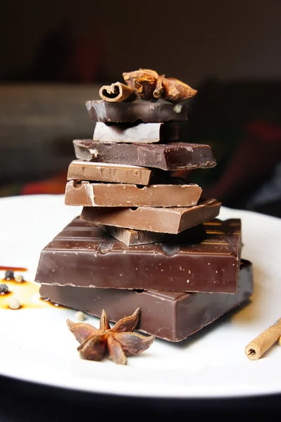 Kawałki czekolady na talerzu — Zdjęcie stockowe