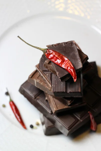 Pedazos de chocolate en el plato — Foto de Stock