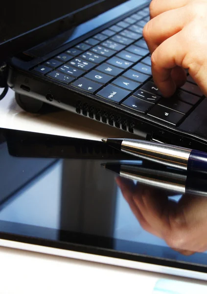 Table de bureau avec ordinateur portable et mains féminines — Photo