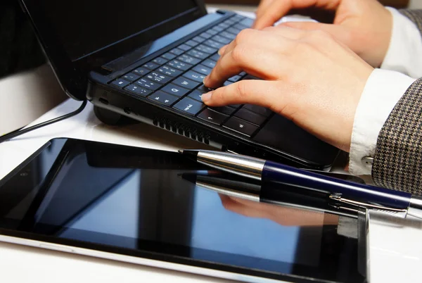 Masă de birou cu laptop și mâini de femeie — Fotografie, imagine de stoc