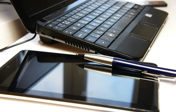 Masă de birou cu laptop — Fotografie, imagine de stoc