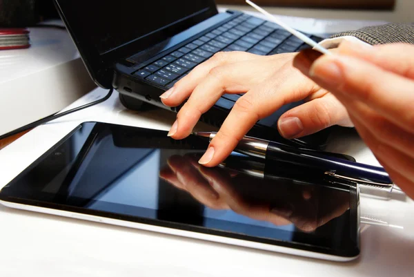 Table de bureau avec ordinateur portable et mains féminines — Photo