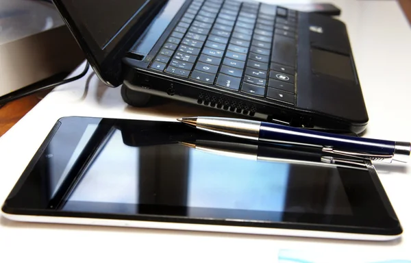 Bürotisch mit Laptop — Stockfoto