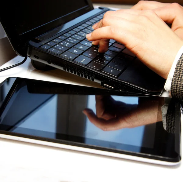 Table de bureau avec ordinateur portable et mains féminines — Photo