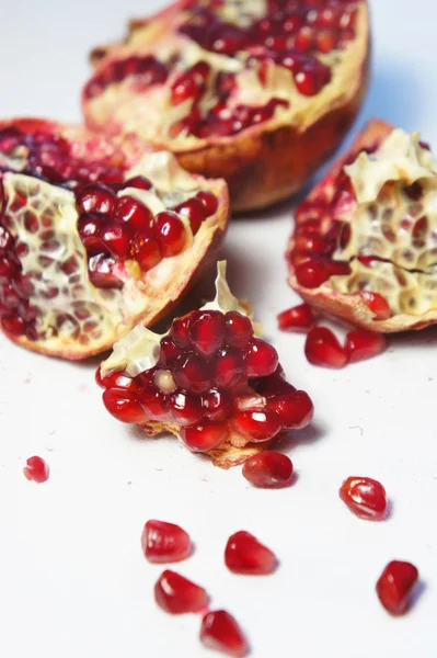 Frischer saftig geschnittener Granatapfel — Stockfoto