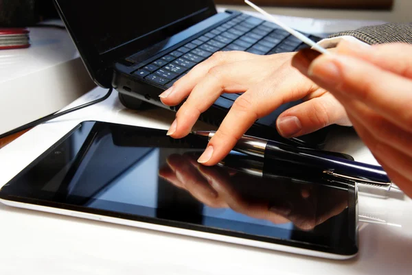 Table de bureau avec ordinateur portable et mains féminines Image En Vente