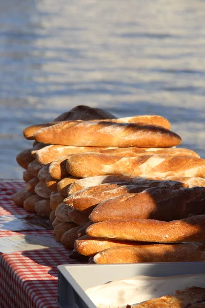 Baguettes y pan en el mercado mediterráneo — Foto de Stock