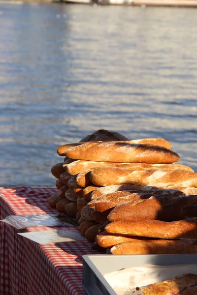 Baguette e pane sul mercato mediterraneo — Foto Stock
