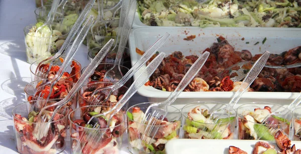 Verse zeevruchten salade met een heleboel ingrediënten — Stockfoto