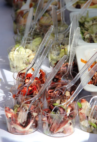 Verse zeevruchten salade met een heleboel ingrediënten — Stockfoto