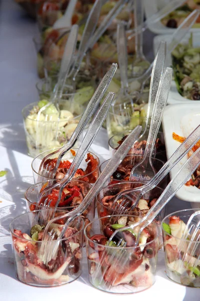 Салат из свежих морепродуктов с большим количеством ингредиентов — стоковое фото