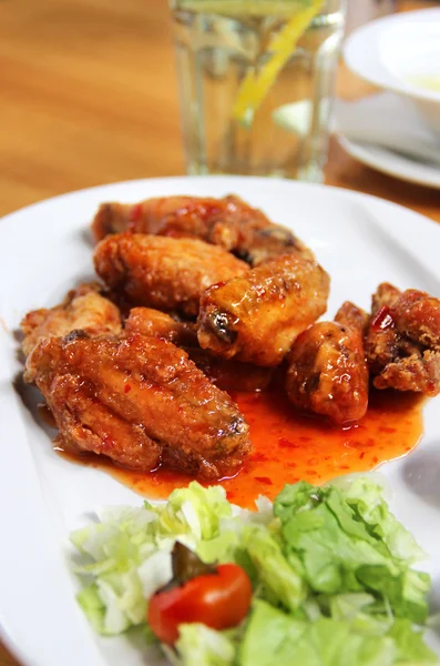 BBQ Chicken Wings mit Dips und Salat — Stockfoto