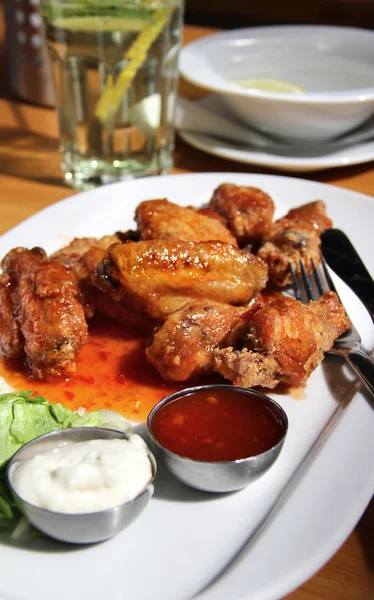 BBQ Chicken Wings mit Dips und Salat — Stockfoto