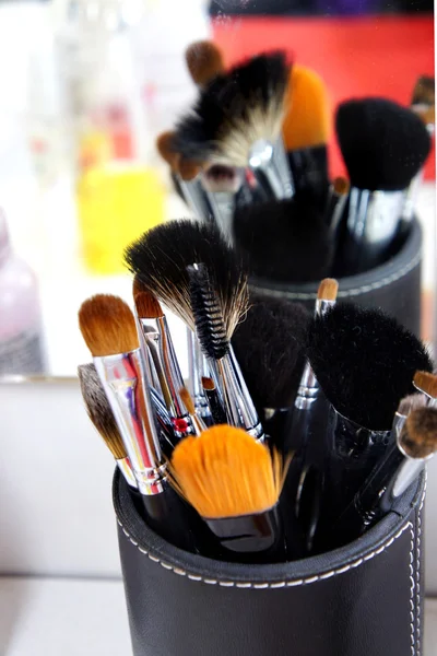 Make-up kamer en mix van borstels — Stockfoto