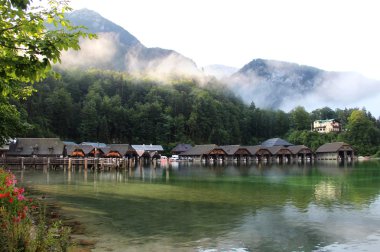 Güzel göl, dağ ve doğa sabah