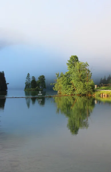 Lac frumos, munți și natură dimineața — Fotografie, imagine de stoc