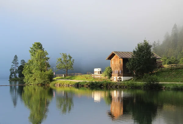 Piękne jeziora, góry i natura w godzinach porannych — Zdjęcie stockowe