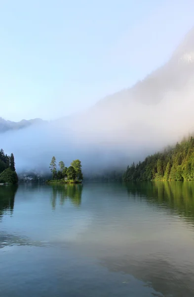 美丽的湖，山水自然在早晨 — 图库照片