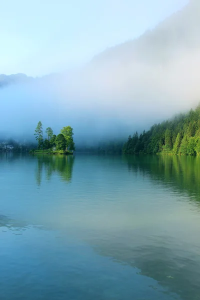 Πανέμορφη λίμνη, τα βουνά και η φύση το πρωί — Φωτογραφία Αρχείου