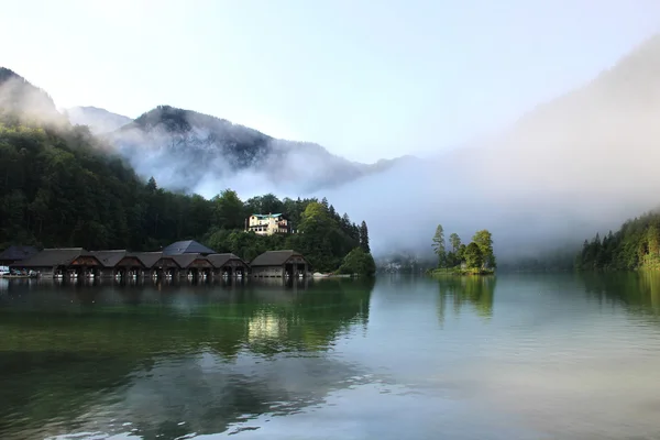 Hermoso lago, montañas y naturaleza en la mañana — Foto de Stock