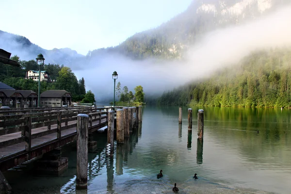 美丽的湖，山水自然在早晨 — 图库照片