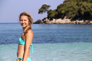 Kumsalda güzel genç bir kadın