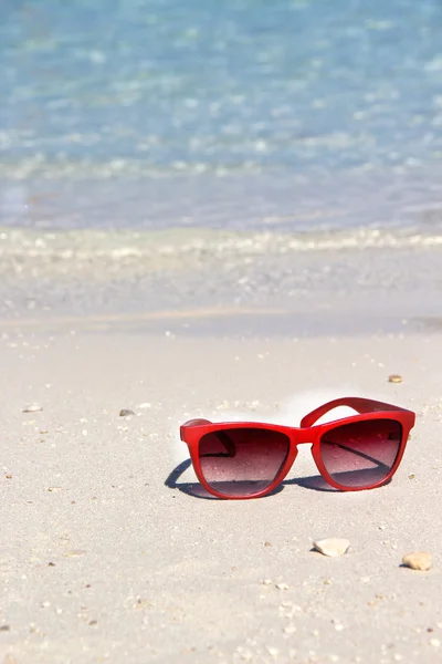 Détendez-vous sur la plage avec de l'eau bleue propre — Photo