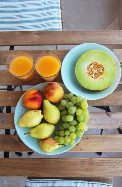 Ahşap masa üzerinde meyve karışımı