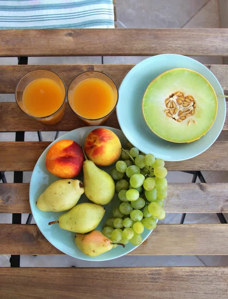 Mix di frutta sul tavolo di legno — Foto Stock