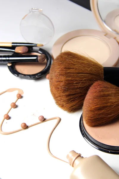 Make-up, foundation och borstar — Stockfoto