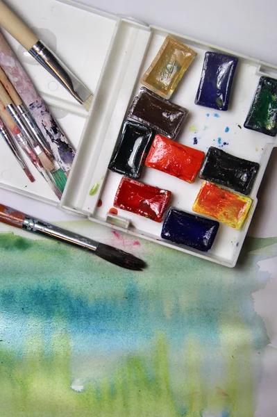 Mix van aquarellen en verfborstels — Stockfoto