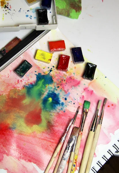 水彩絵の具と絵筆のミックス — ストック写真