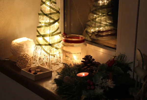 Kerstboom en decorations met kaarsen — Stockfoto