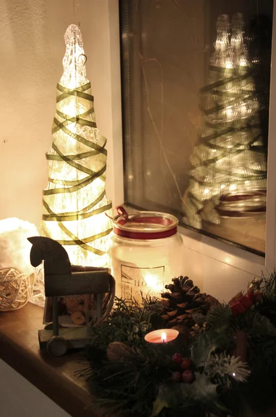 クリスマス ツリーとキャンドルで装飾 — ストック写真