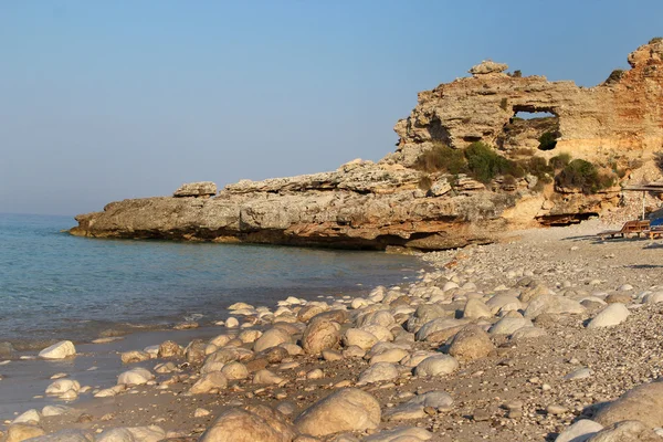 Pedras brancas no litoral — Fotografia de Stock