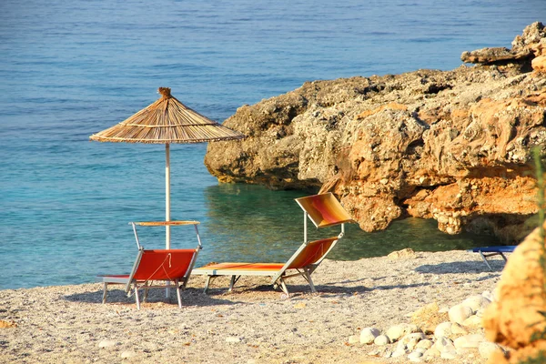 Straw umbrellas on the beach — Stock Photo, Image