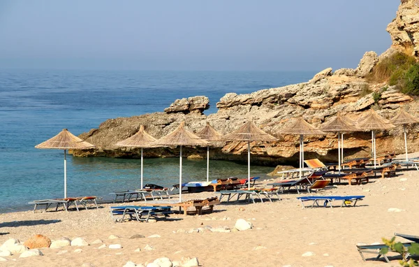 Sombrillas de paja en la playa — Foto de Stock