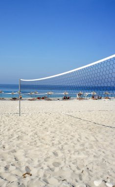 Temiz mavi su ile sahilde spor