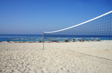 Temiz mavi su ile sahilde spor