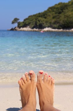 Temiz mavi su ile plajda sakin ol