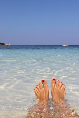 Temiz mavi su ile plajda sakin ol