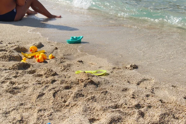 Anak-anak mainan di pantai dengan air biru bersih — Stok Foto