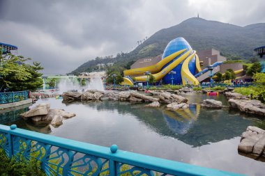 Hong Kong, Çin, 11 / 07 / 2014, Ocean Park. Bu 1977 'de inşa edilmiş büyük bir lunapark. Ocean Park birçok ödüle layık görüldü ve dünyanın en çok ziyaret edilen etkinlikleri listesine dahil edildi.. 