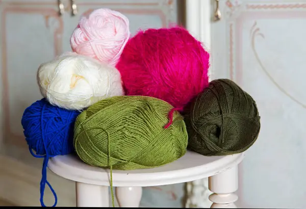 Knäuel Aus Buntem Garn Zum Handstricken Stricken Und Häkeln Ist — Stockfoto