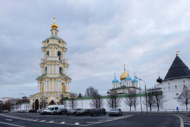 Moskova, Rusya - 19 Mart 2021: Novospassky Manastırı. Burası Rus Ortodoks Kilisesi 'nin manastırı, 13. yüzyılda restoratörler tarafından 19. yüzyılın ortalarında restore edildi..