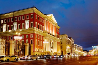 Moskova, Rusya - 22 Mart 2021: Akşam belediye binası. Bina kırmızı ve beyaz renklerde tasarlanmıştır. Binanın merkezi bölümü, pedikürlü 8 kolonluk bir portico tarafından vurgulanır..